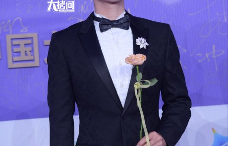 于适背头拿花VS朱一龙高定！百花奖红毯男神对决