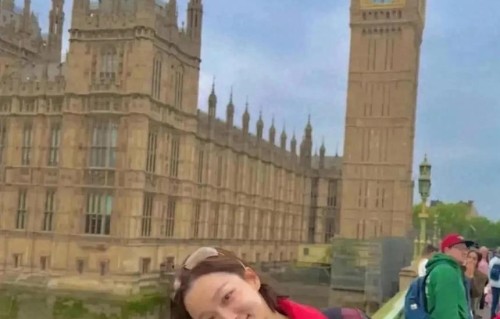 马龙妻子晒伦敦旅行照！戴老铺黄金穿国货，没相中老公拍的游船照