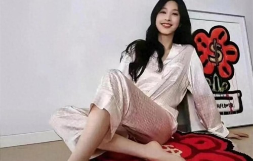 张俪的脚上热搜了？ 40码的大脚丫子，凭什么被夸“最美”！