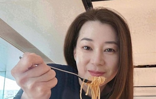 香港知名女星传离婚，频晒单人照后，外界更关注她的单身状态