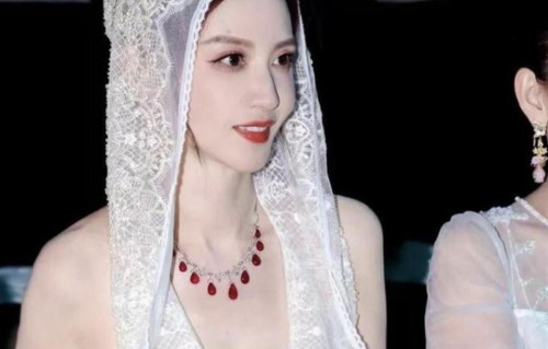 张萌亮相上海时装周，身材丰腴性感，一身透视白蕾丝看着真舒服