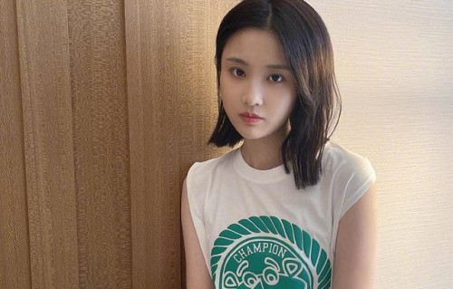 张慧雯秋日发布一组随拍 解锁短发造型清新元气