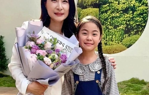 二叔恋情绯闻正热，大嫂一张照片扭转乾坤！ 郭晶晶女儿凭“腰果眼”出圈，豪门清流赢麻了