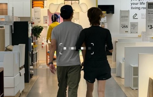 网友对郑恺苗苗温哥华同框画面有何评价？