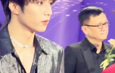 新人演员在群星合照中站C位有什么讲究？