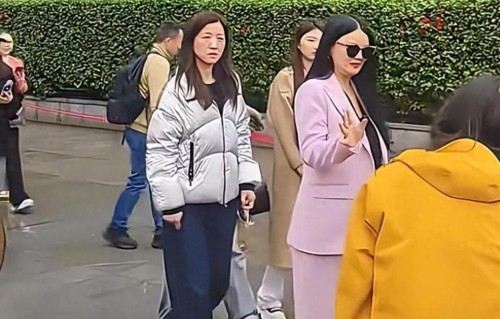 李湘母女现身韶山献花，瘦了得有20斤大变样，两人关系变冷没互动