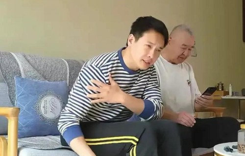 高云翔与发小吃天津美食，44岁满头白发，吃完主动擦桌子收拾碗筷