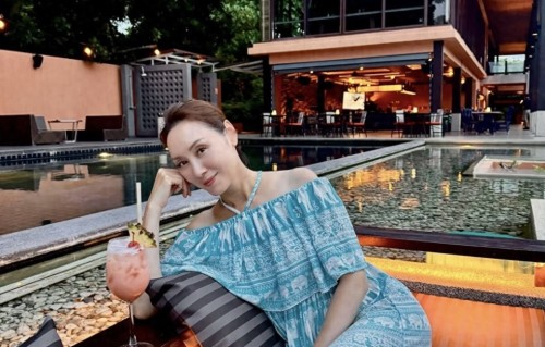郭可盈暑假带女儿去泰国，母女穿泳装像姐妹，16岁女儿长相随爸爸