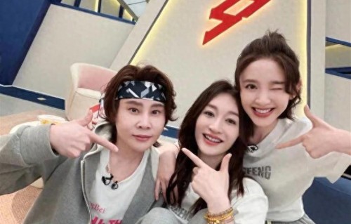 李小冉浪姐路透：白T配灰裤有多减龄？这状态说30岁有人信！