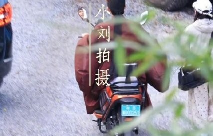 王安宇骑电动车是因为片场交通不方便吗？
