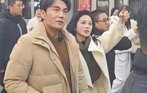 伊能静带着秦昊逛迪士尼，58岁了穿学院风，紧身风衣配上长筒靴