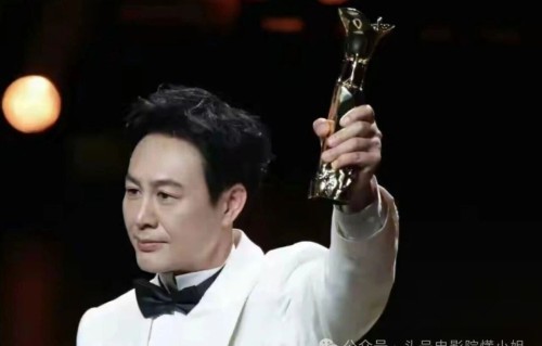 拿金爵奖影帝，见义勇为获表彰！50岁张颂文双喜临门，态度让人意外