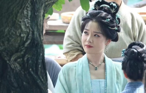 《一念江南》古装造型让王菊从拽姐变温婉，观众评价如何？