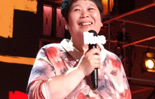 舞台上骂前夫，舞台下争宅基地，房主任的“大女主”人设碎了一地