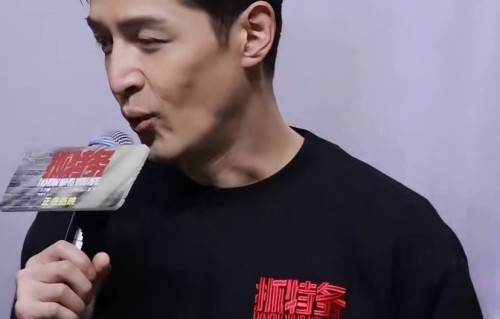 胡歌与妻子都想和冯小刚合作，夸冯导自律准时下班，能回家带娃