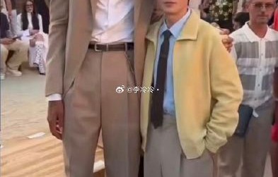 网友为何用“小手办”来形容合影中的朱一龙？