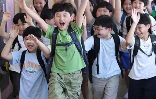 比没人生娃还要可怕的事情发生了！幼儿园里的男孩开始越来越多