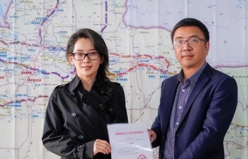 汪峰女友直播自曝真实身份：从“体制内”到女总裁，女人在感情里最大的底气，从来不是男人