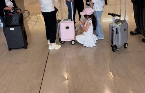 郭富城一家五口合体露面，夫妻俩注意力都在小女儿身上，开心逗娃好温馨
