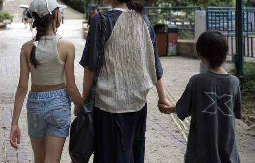 黄磊19岁女儿从美国回来了,黄多多在家陪孙莉,颜值已经超过妈妈