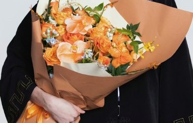 宋亚轩晒出的毕业照中，手捧的橙色‘欢乐颂’花束有什么特殊寓意？