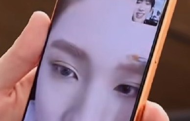 “我好像在哪见过你又杀回来了”里的“杀回来”指什么？