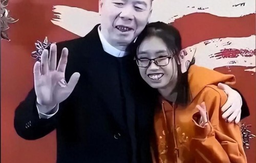 徐帆否认离婚5个月后，冯小刚清空合影：中年婚姻的体面，是学会“关上门”