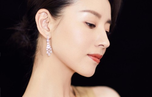 董洁抹胸长裙秀香肩美背 清丽优雅纯净知性