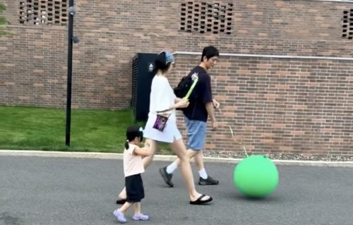 金大川一家阿那亚度假，雎晓雯穿白T恤配人字拖腿超长，皮肤也很白