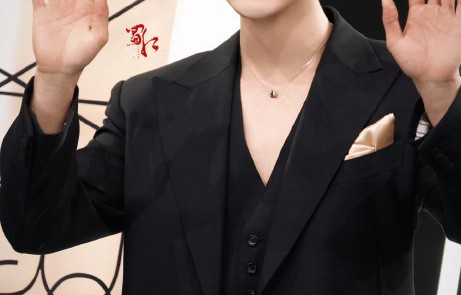 网友热议的“张本看肖战像看财神爷”，这个说法是怎么来的？|狂欢|眼神|制片人|话题|表情包