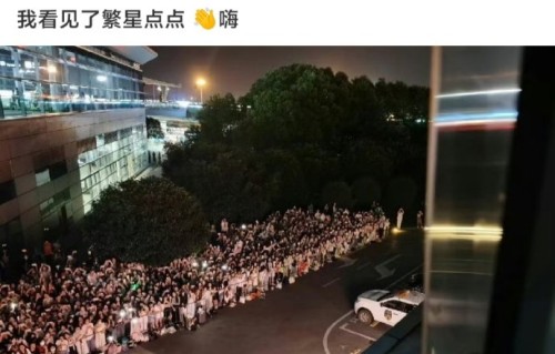 为什么王源捡手机视频能成为热门话题