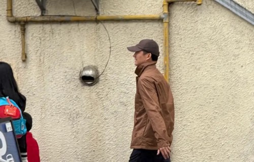 她是王阳夫妇的女儿，坐百万奔驰车，5岁读上海贵族私立幼儿园 