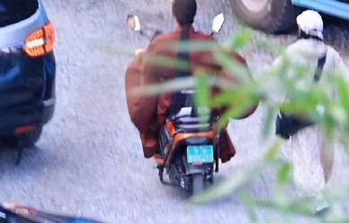为什么王安宇穿古装骑电动车会引发热议？