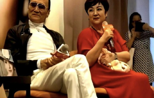 甄珍机场哭到沙哑：初恋谢贤离世，半世纪意难平
