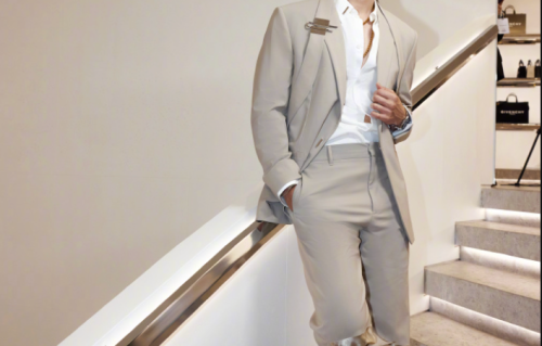 吴建豪婚后首晒夫妻合照！35岁荒卷绘美现身F4演唱会，情侣装超合衬