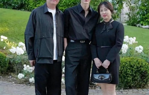 首次公开！张凌赫妈妈晒一家三口全家福，神仙基因彻底藏不住了