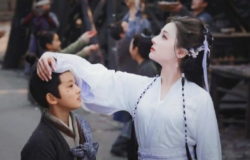 迪丽热巴《白日提灯》预约破650万创纪录，未播先火登顶第一