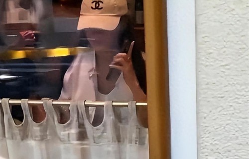 杨颖上海甜品店被偶遇，素颜黑长直配基础款，松弛感扑面而来