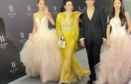 钟丽缇女儿考拉风波后首现身，和姐姐牵手破不和传闻|家庭|隐私|张伦硕|自拍照|星二代