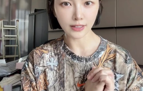 杜淳老婆录开箱视频，戴4条金手链很惹眼，T恤配牛仔裤也时髦