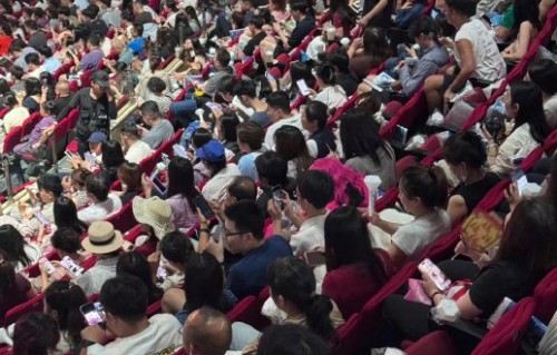 那英演唱会全开麦真唱为何引发网友热议？