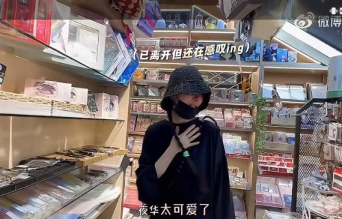 杨幂素颜逛超市被路人偶遇，卸下明星光环满是烟火气