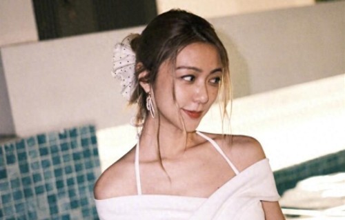生日月福利！香港知名女星罕晒泳装，白色款腹肌若隐若现