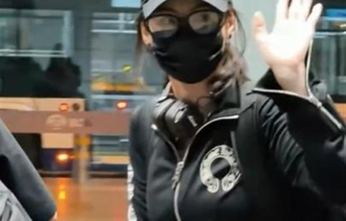 张柏芝黑衣现身机场：离婚十几年还记着谢贤，这才是真体面