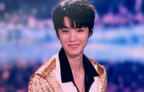 王俊凯巅峰之夜反拍粉丝，定格“凯撒蓝”双向奔赴的瞬间