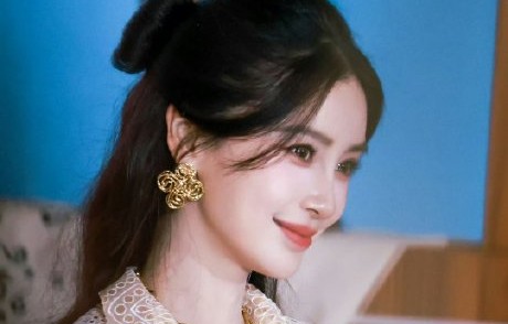 Angelababy昭苏亮相，猫耳造型被赞“来和我结婚”