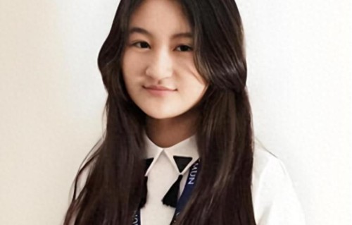 她6岁被成龙抱上春晚，14岁后因长相被骂退圈，如今的她美得惊人 