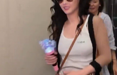 香港知名女星红馆被围堵，逐个为粉丝签名，零修图状态获赞