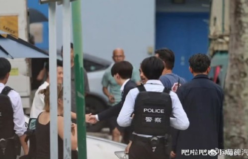 成毅压腿前与工作人员握手的完整视频哪里有？