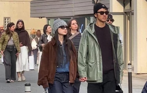 43岁阮经天与小20岁女友东京逛街，素颜显沧桑，十指紧扣感情稳定